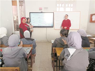 طالبات إحدى المدارس أثناء اليوم الدراسي