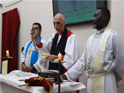 رئيس أساقفة الكنيسة الأسقفية يترأس قداسًا بكنيسة الصم    