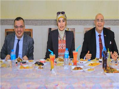 رئيس جامعة الأقصر يشارك العاملين حفل الإفطار الجماعي السنوي  