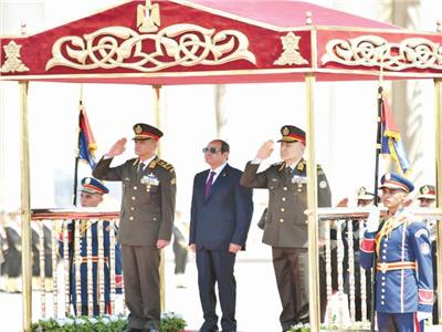 الرئيس السيسي يعطى إشارة رفع علم مصر على أطول سارى علم فى العالم 