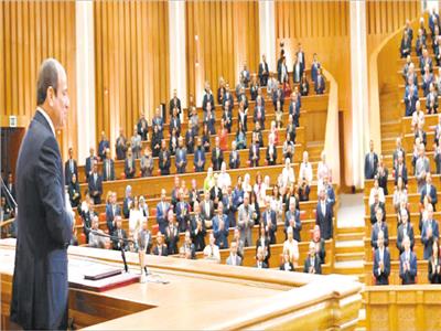 الرئيس عبدالفتاح السيسى يقوم بتحية النواب