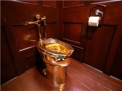 المرحاض المصنوع من الذهب الخالص