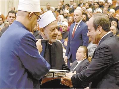 الرئيس عبد ‏الفتاح السيسى يتلقى مصحفًا شريفًا من الإمام الأكبر د.أحمد الطيب شيخ الأزهر الشريف 