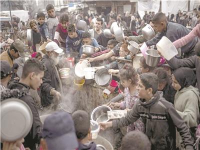 فلسطينيون يتزاحمون للحصول على وجبة طعام في رفح بقطاع غزة