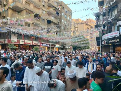 الألاف من المصلين يؤدون صلاة عيد الفطر في ساحات وشوارع الجيزة