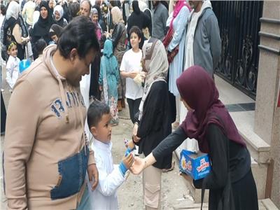 الأهالي توزع الهدايا والحلوى على الأطفال بعد أداة صلاة عيد الفطر المبارك بالجيزة