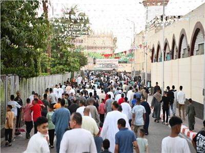 الآلاف يؤدون صلاة عيد الفطر المبارك في مسجد عبد الرحيم القناوي