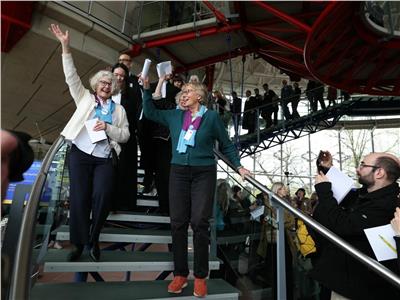 أعضاء منظمة «كبار النساء السويسريات من أجل حماية المناخ» بعد إعلان قرار المحكمة