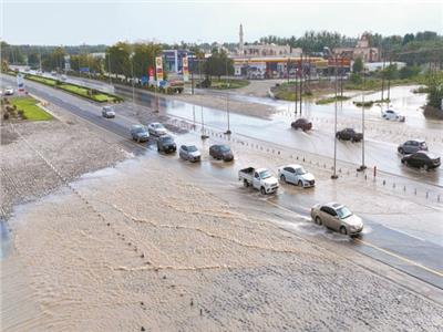 شوارع سلطنة عمان غرقت فى مياه الأمطار وعطلت حركة المرور       