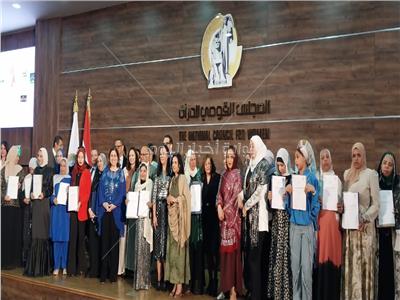 د. مايا مرسي تتوسط السيدات أصحاب العلامات التجارية الفردية "للتلي الشندويلي"