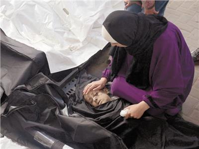 أم فلسطينية تودع طفلها في رفح