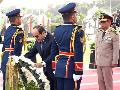 الرئيس السيسي يضع إكليلًا من الزهور على النصب التذكاري