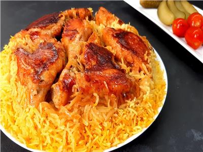 أجنحة الدجاج المكرملة مع الأرز بالكركم والكاري