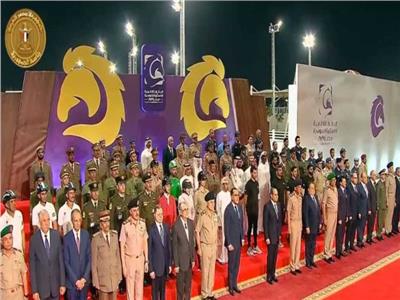 الرئيس السيسي  يتوسط صورة تذكارية مع المنتخبات المشاركة