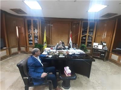 محافظ شمال سيناء اللواء محمد عبد الفضيل شوشة مع محرر بوابة أخبار اليوم