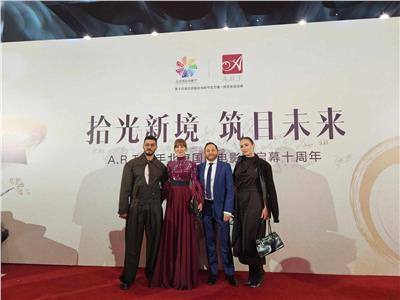 تصفيق حاشد وثلاثة عروض عالمية اولى في بكين ترفع شعار كامل العدد