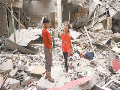 أطفال فلسطينيون وسط مبانٍ دمرها القصف الإسرائيلى