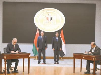 رئيس الوزراء ونظيره البيلاروسى أثناء توقيع أحد الاتفاقات