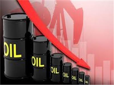 النفط يتجه لتسجيل أكبر انخفاض