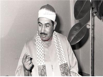 أول قارئ يتلو القرآن في جوف الكعبة .. الشيخ الطبلاوي "ظاهرة العصر"