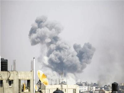 دخان يتصاعد جراء ضربات الاحتلال على قطاع غزة 