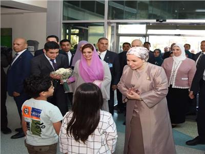 السيدة انتصار السيسي وحرم جلالة سُلطان عُمان في زيارة مستشفى 57357