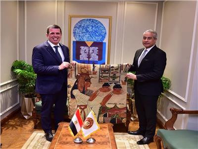 وزير العمل حسن شحاتة مع وزير الهجرة اليوناني ديميتريس كيريديس