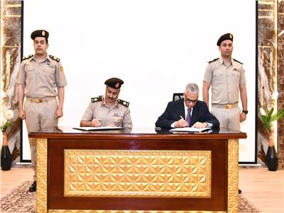اللواء. أ. ح. طارق عبد العال ورئيس جامعة الملك سلمان أثناء توقيع البروتوكول