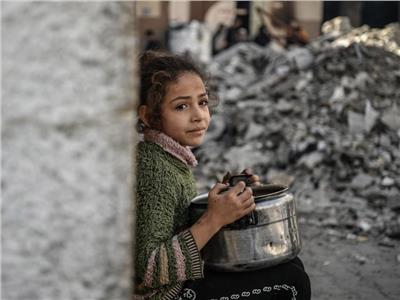 فتاة فلسطينية لا تجد الطعام 