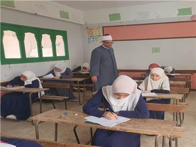 الشيخ عبداللطيف حسن طلحة، رئيس الإدارة المركزية لمنطقة الغربية الأزهرية يتابع سير الامتحانات