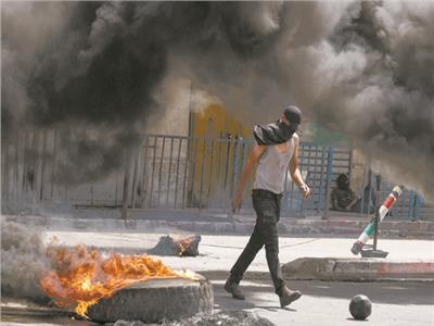 تصاعد الدخان جراء اشتباكات بين متظاهرين وقوات الاحتلال فى جنين