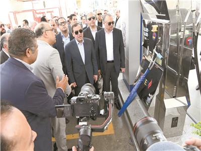 وزير البترول خلال افتتاح محطتين جديدتين لتموين السيارات بالغاز الطبيعي