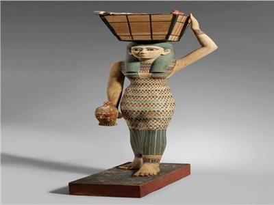 تمثال امرأة مصرية تحمل قطع اللحم