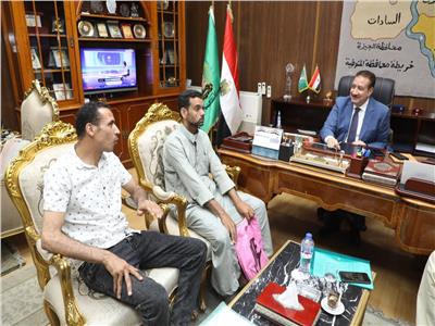 صورة من لقاء المحافظ بالشاب في ديوان المحافظة