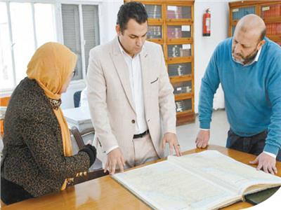 محرر «الأخبار» أثناء إطلاعه على خرائط طقس مصر