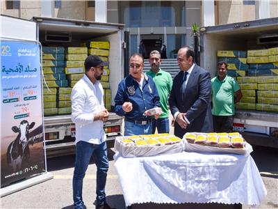 محافظ الإسكندرية يتفقد قافلة بنك الطعام المصري