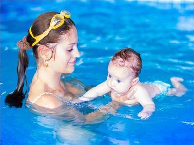 إلقاء أطفالكم الرضع في حوض السباحة
