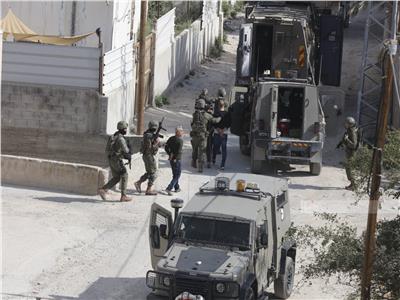 قوات الاحتلال تعتقل عدد من الفلسطينيين - صورة أرشيفية 
