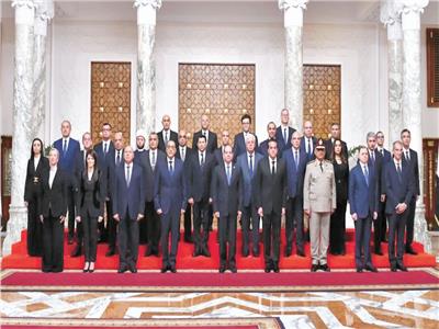 الرئيس السيسي مع رئيس الوزراء و الحكومة الجديدة ببعد أداءهم حلف اليمين