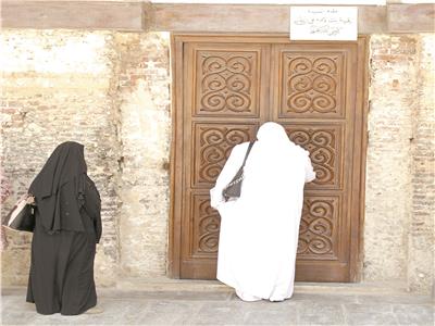 زوار المقام فى انتظار فتح أبوابه