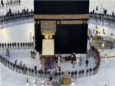 نائب أمير مكة يقوم بغسل الكعبة المشرفة 