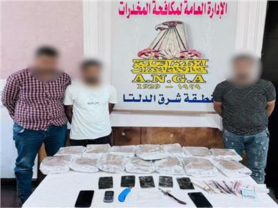 المتهمون وأمامهم المضبوطات