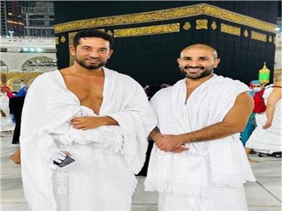 أحمد سعد برفقة شقيقه عمرو بملابس الإحرام