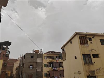سماء ملبده بالغيوم وعاصفة ترابية