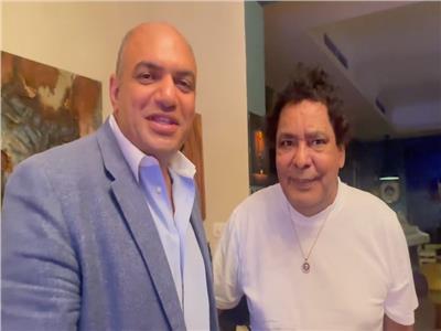 محمد منير مع طبيبه المعالج