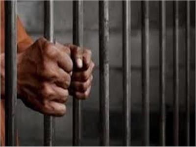 تجديد حبس أب بتهمة تعذيب ابنته بالمقطم