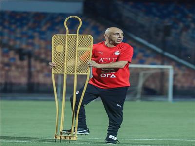 حسام حسن خلال تدريبات منتخب مصر