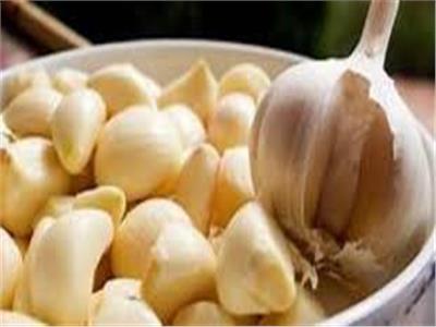 يُعزز صحة القلب وحسن الهضم.. أخصائي تغذية يوضح فوائد مشروب الثوم الصباحي
