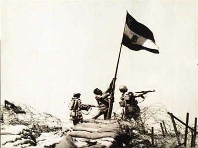 رفع العلم المصري على أرض سيناء