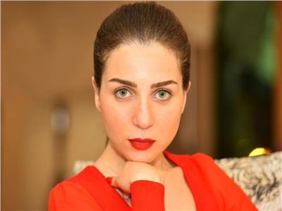 الفنانة مي عز الدين
